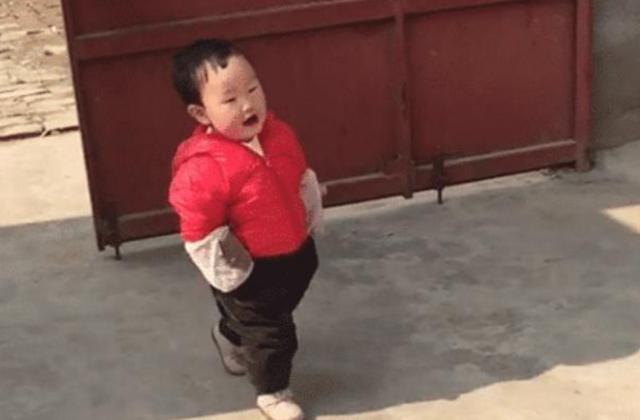 你的育儿经■熊孩子成了“蹭吃专业户”，手插口袋潇洒窜门，网友：不劳而获？