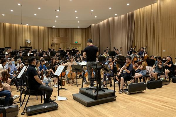 新民晚报|上海爱乐即将重启音乐季之际，乐团艺术总监张艺想给世界一点信心