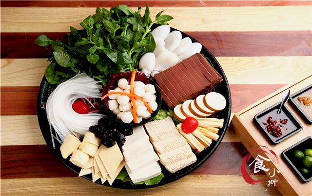 在家吃火锅，一家3口花了300多，洗碗时扎心了：不如去火锅店