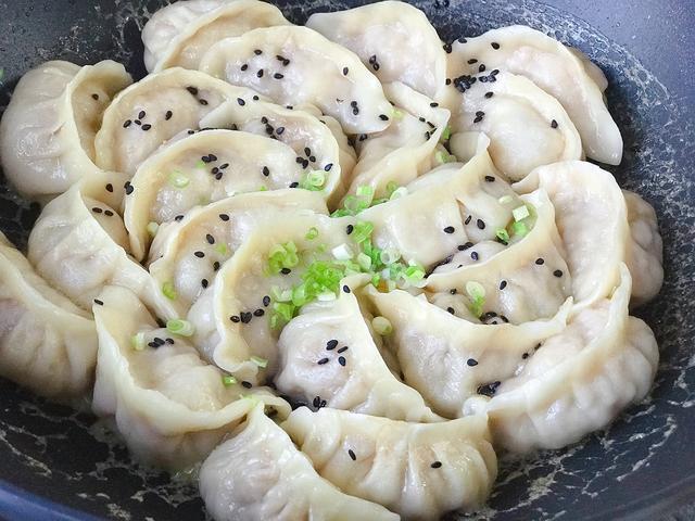 好吃不如饺子，朴素的猪肉白菜煎饺，酥脆鲜香，带给你家的味道