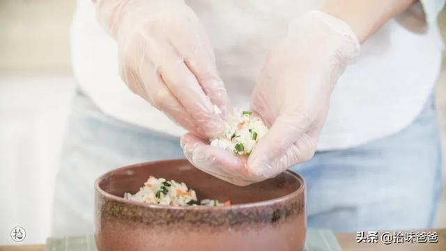 「超级宝妈」焦香四溢透着十足奶香的营养饭团，这么做孩子都爱吃！