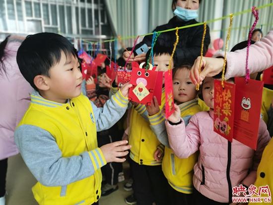 登封市直属第三幼儿园：萌娃寻宝，幸福迎新年