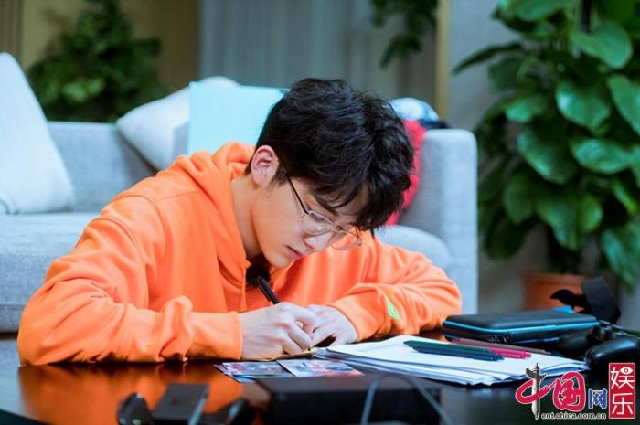 《奇妙小森林》今日开播 郑爽称厌倦自己不爱看镜子|中国新闻网客户端