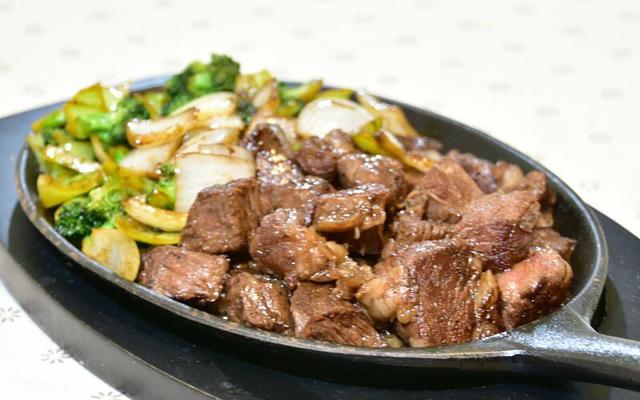 红酒牛肉是绝配，今日份“铁板红酒牛肉”，牛肉软嫩带淡淡着果香