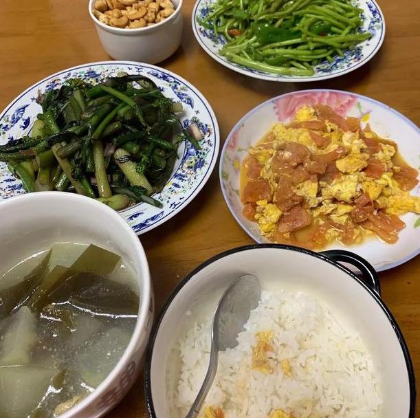 [超级宝妈]产妇晒图：婆婆做的丰盛月子餐！网友：羡慕，我的月子餐难以下咽