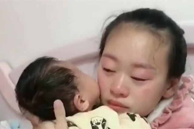#你的育儿经#5年前吃奶太用力被妈妈划花脸的男婴，如今怎样了？网友：鼻头酸