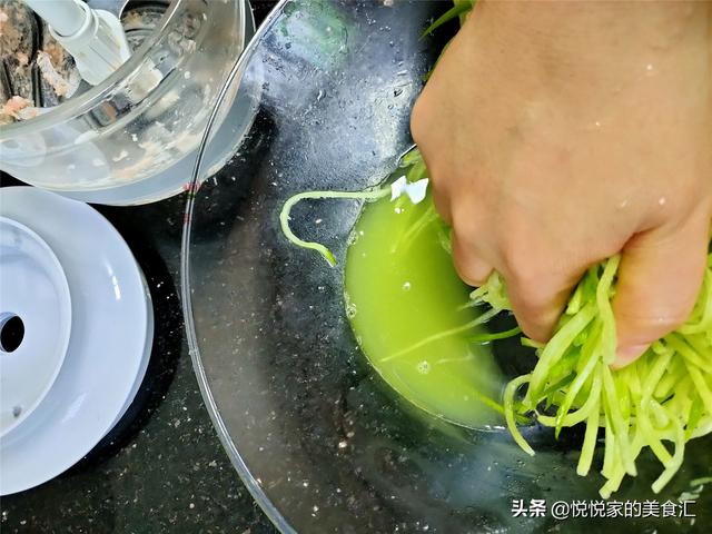 炸萝卜丸子，不加水不加面粉，教您1个简单方法，鲜香酥脆吃不腻