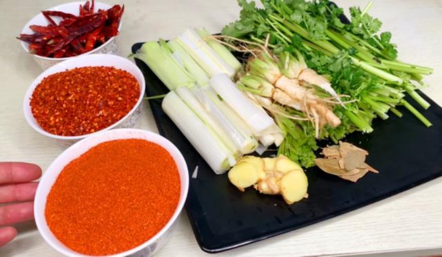 做辣椒油，直接淋热油是大忌，多加一步，辣椒油香辣红亮特入味