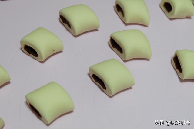 用豆沙和面粉蒸一盘豆沙卷，早餐吃它最美味，一口一个又香又甜
