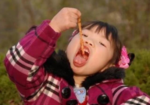 超级宝妈|4岁女宝舌头变“筛子”，1元童年零食成元凶，很多孩子还在吃