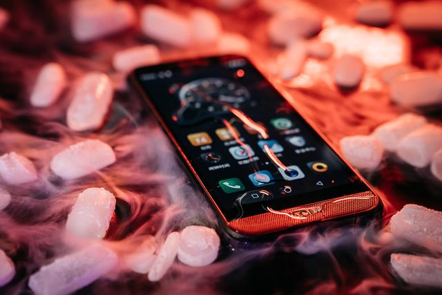 抗造到让人都放弃折磨它的三防机 双十一推荐你选购这些手机