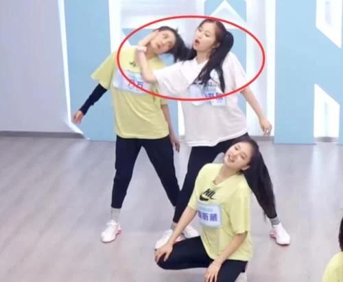 「资讯早知道」虞书欣吓唬上官喜爱，“欺压”勾雪莹，却被乃万治服帖