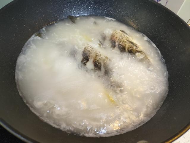 做鲫鱼汤，直接下锅煎是大忌，提前做好这一步，汤白味鲜无腥味