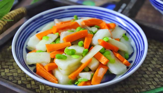 山药价格便宜，营养丰富，搭配上毛豆，好吃健脾