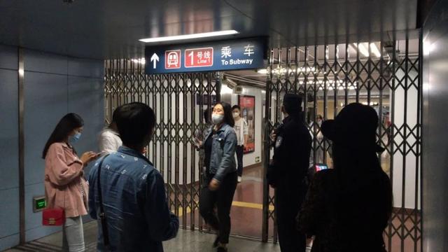 中国青年网地铁1号线王府井站受设备影响部分列车晚点,已处置完毕