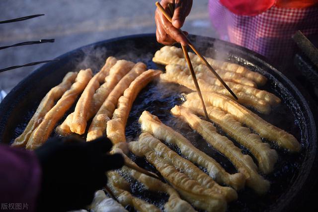 真是“天作之合”！小伙发明良心油条机，久炸不黑油日卖800根