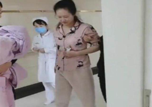 「超级宝妈」“霸气”产妇全网走红，顺产完直接走回病房，网友：女王得胜归来