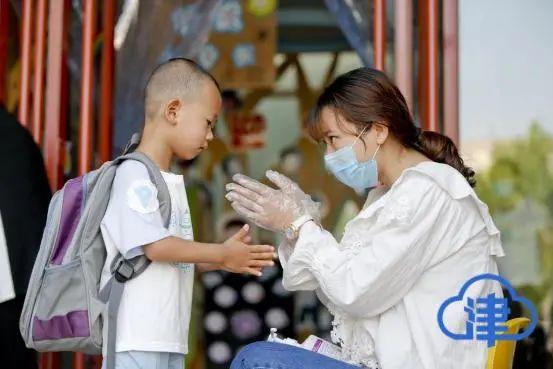 光明网|天津萌娃复课啦！来看今天小学、幼儿园现场图