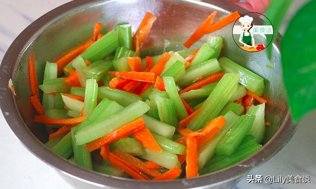 炒芹菜时，先焯水或直接炒都不对，牢记三个技巧，芹菜脆嫩不塞牙