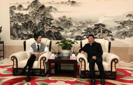 幼儿园“高颜值女孩”火了，天生明星脸，网友：我等你出道