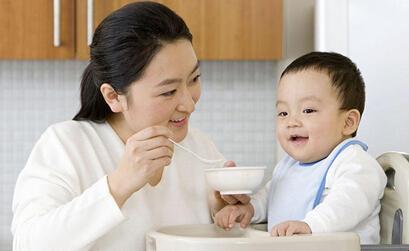 「超级宝妈」家有2岁娃,家长要“逼”他学会这4样“本事”,以后带起来更省心