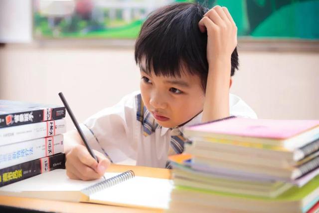 收到学校停课通知，小男孩上一秒愁眉苦脸，下一秒笑出大牙