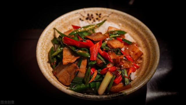 制作青椒炒肉时，牢记4个步骤，肉丝香嫩又入味，常吃也不腻