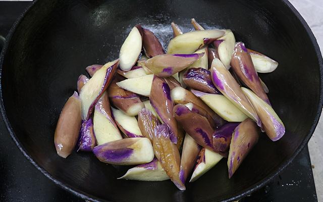 吃腻了大鱼大肉，来一盘酱汁茄子，不蒸不油炸，下酒下饭易操作