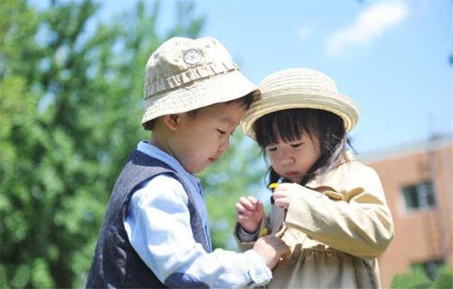 【你的育儿经】哥哥边写作业边带娃，把妹妹当“吉祥物”，俩孩子相处模式太甜了