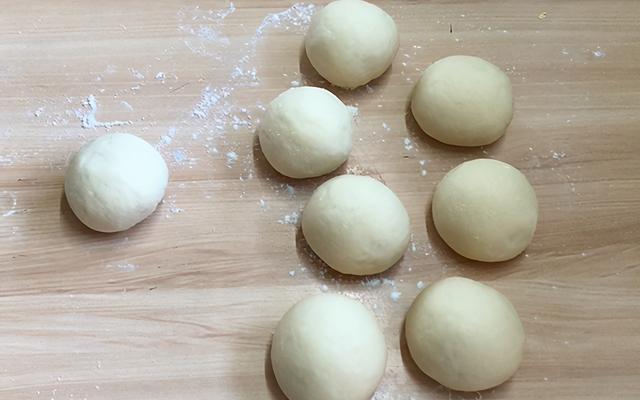 第一次这样做甜甜圈，色泽金黄，外酥内软，做法简单，无需烤箱