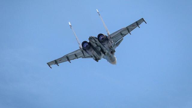 俄苏-30战机在黑海上空拦截美法军机