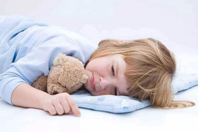 超级宝妈|“糟糕的两岁”有多糟糕？孩子哭闹父母头疼，4招轻松解决难题