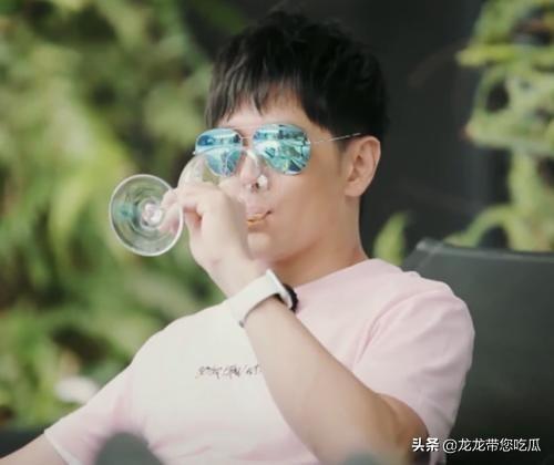 故态复萌|林志颖和弟弟戴墨镜与妻子连视频,看弟弟的造型,不当明星可惜了