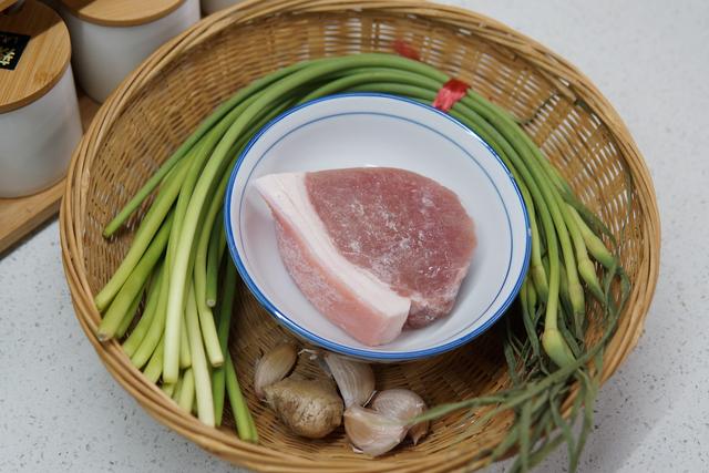 如何炒出翠绿的蒜苔？炒之前记得加一步，蒜苔不发黄，翠绿入味