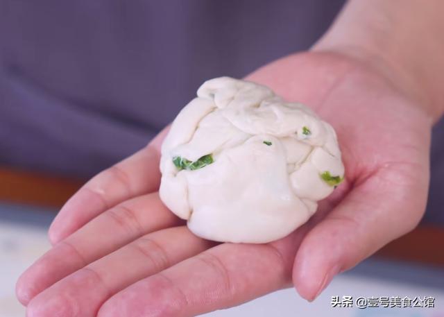 用手抓饼分享一款早餐锅盔，酥脆咸香，简单营养，吃一次念念不忘