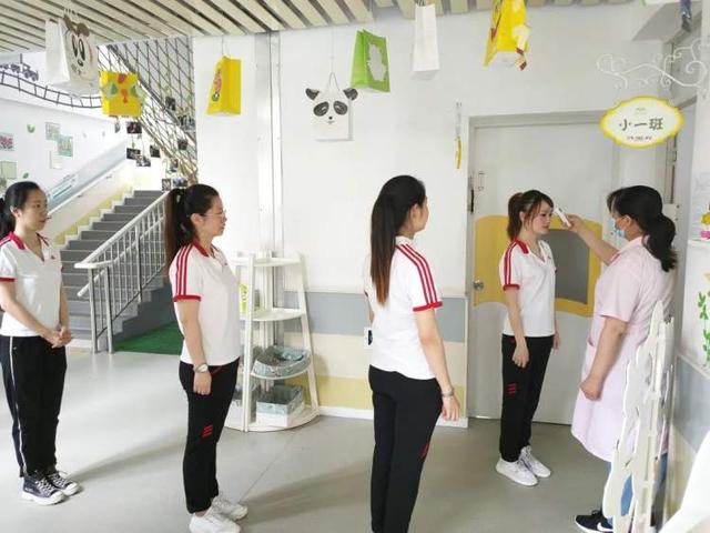 超级宝妈|透明隔离板用餐 错向而睡，幼儿园开学在即 为幼儿筑起一道坚固的“防护墙”