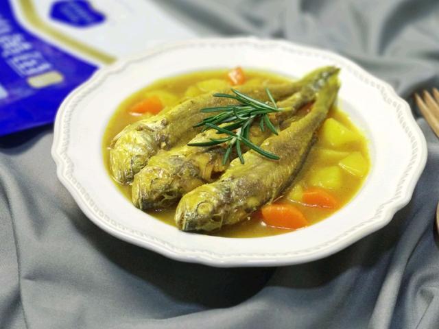 黄花鱼别总煎，加入咖喱炖一炖，这种吃法真的是太让人难忘了