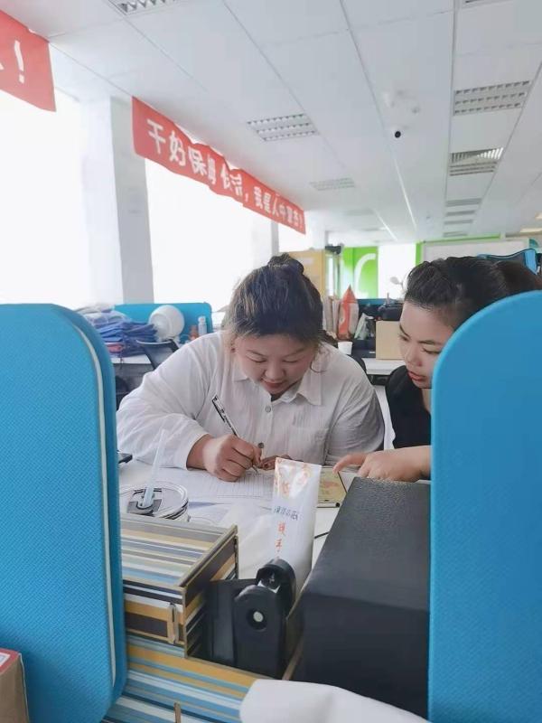 城市|男的送快递、开滴滴，女的当保洁、做母婴，上海这样的“夫妻档”居然不少