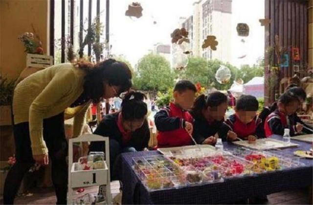 超级宝妈▲故事：幼儿园老师直言：“孩子家境怎么样，看穿着就知道用不着画车标”