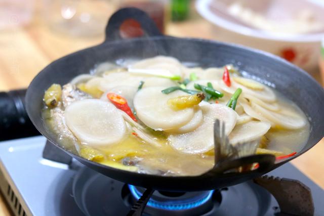 天气寒冷，猪牛肉都在涨，唯独鱼肉没涨，炖一锅，鲜美营养热乎