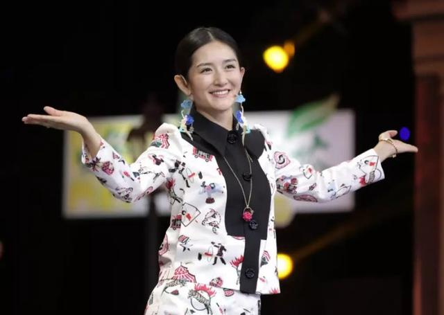 一夕流年|蔡少芬被张晋要求穿另类泳衣，谢娜的评价令人捧腹，真是一对活宝