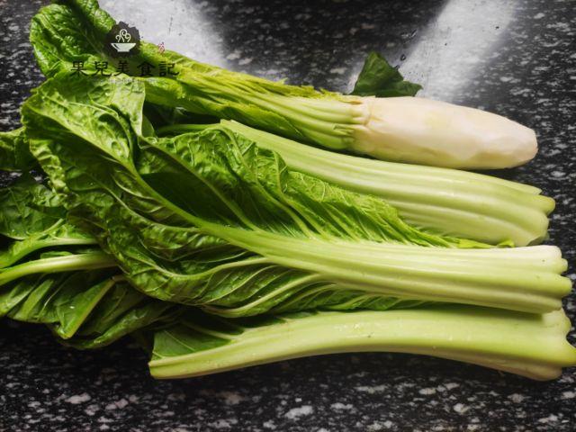 冬天，炸一份丸子，煮一锅汤，比炒菜简单，鲜香美味，暖和过冬