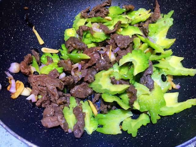 冬天多吃牛肉，滋补身体还御寒，用凉瓜炒，好吃不油腻
