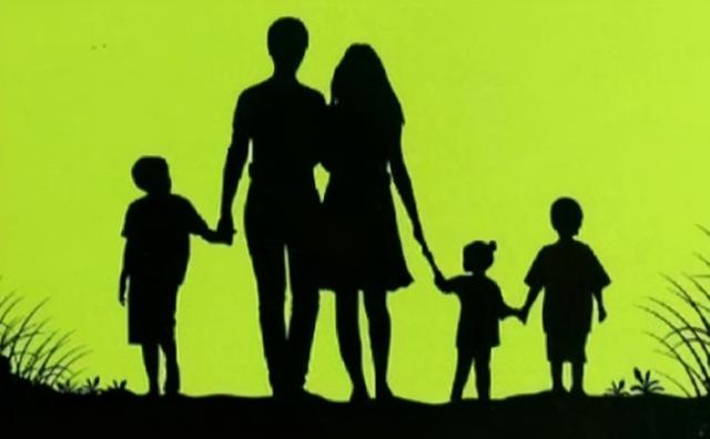 女子自然受孕生下“两龙两凤”，奶粉一天喝2罐，尿不湿用30片