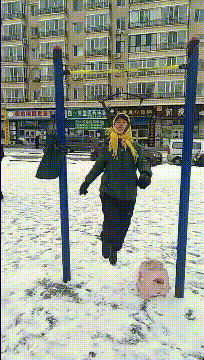 搞笑gif:妈啊,我女朋友怎么成妖怪了,不过我喜欢