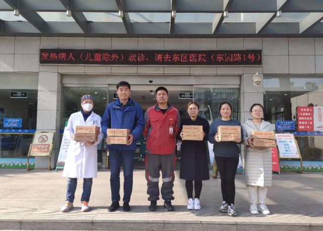 人民日报海外网@人民日报点赞！京东写的这张感谢卡，背后故事太暖了