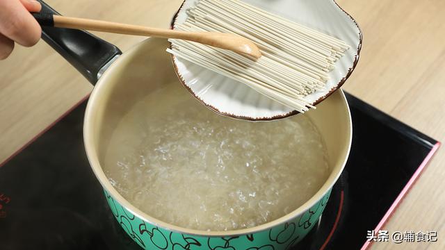 「你的育儿经」为什么现在的孩子小时候不要吃盐,用这些理由去说服老人