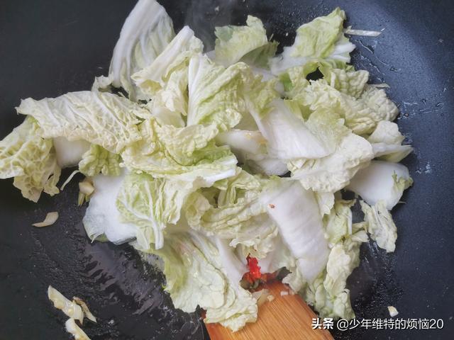 天冷了，白菜与此豆腐搭配着吃，一炒一焖，清淡美味，没肉也好吃