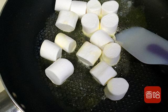 不用烤箱的牛轧糖夹心苏打饼干，酥脆香甜超好吃，一看就会