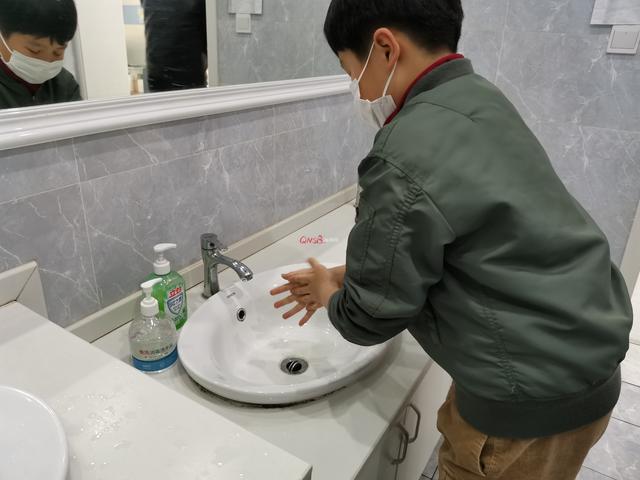 超级宝妈■警惕！6岁男孩把洗手当成了玩水，结果手背和手腕长出了小疹子……